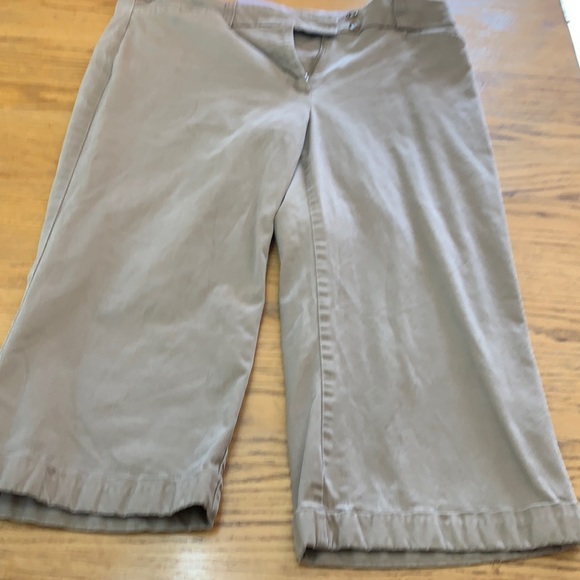 Sz 16 Tan Capris by George - Picture 2 of 5